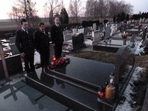 Zapovjednik, predsjednik i tajnik Društva položili su vijenac na grob Augustina Jezernika prije 89. godišnje skupštine 